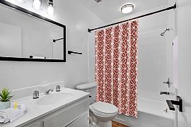 Charming 1 Bedroom Apartment  in Los Angeles, CA (Photo 8 of 8)