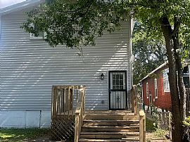 Charming 2 Bedrooms and 1 Bathroom in Louisville, KY (Photo 5 of 12)