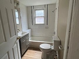 Charming 2 Bedrooms and 1 Bathroom in Louisville, KY (Photo 7 of 12)