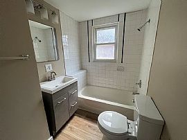 Charming 2 Bedrooms and 1 Bathroom in Louisville, KY (Photo 9 of 12)