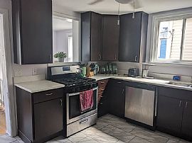 Cute 2 Bedroom Single Family Home in Chicago, IL (Photo 3 of 4)