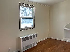 Renovated 3bed/1bath Apt W/i "All Utilities/ Wi-Fi"  in Floral Park, NY (Photo 2 of 8)