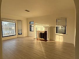 Charming 2 Bedroom Home  in Los Angeles, CA (Photo 4 of 10)