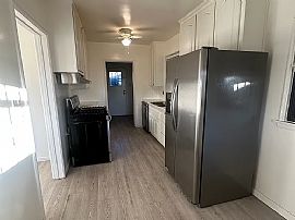 Charming 2 Bedroom Home  in Los Angeles, CA (Photo 9 of 10)