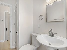 Beautiful Home For Your Comfort  in Saint Matthews, KY (Photo 12 of 12)