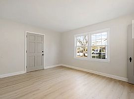 Beautiful Home For Your Comfort  in Saint Matthews, KY (Photo 6 of 12)