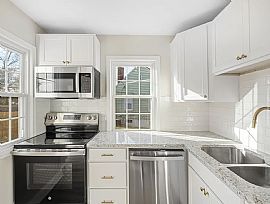 Beautiful Home For Your Comfort  in Saint Matthews, KY (Photo 8 of 12)