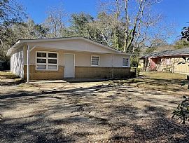 Beautiful Home For Your Comfort  in Mobile, AL