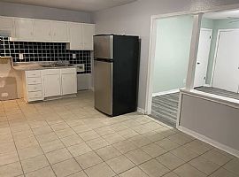 Beautiful Home For Your Comfort  in Mobile, AL (Photo 2 of 11)