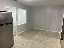 Beautiful Home For Your Comfort  in Mobile, AL (Photo 3 of 11)