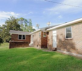 Beautiful Home For Your Comfort  in Bay Minette, AL (Photo 2 of 12)