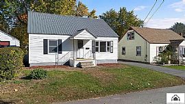 15 Elmhurst St, Waterville, Me 04901 House For Rent in Waterville, ME (Photo 4 of 12)