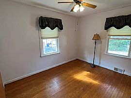 Adorable 3 Bedroom and 1 Bath in Louisville, KY (Photo 3 of 5)