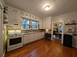 Charming 3-Bedroom Home with Bonus Room and 2-Car Garage For Re in Knoxville, TN (Photo 3 of 5)