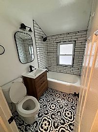 Adorable 3bedrooms and 2bathrooms in Chicago, IL (Photo 3 of 5)