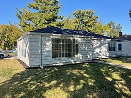  3 Beds   1 Baths  1,221 Sqft 800 11th St, West Des Moines, Ia  in West Des Moines, IA (Photo 3 of 9)