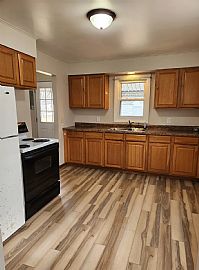 Charming Bedroom Home in Celina, OH (Photo 5 of 7)