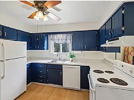 Conservance and Sandburg Woods Walk/bike Path. 3 Bedroom in Madison, WI (Photo 4 of 6)