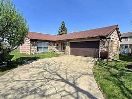 5 Oakmont Ct, Streamwood in Streamwood, IL