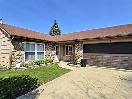 5 Oakmont Ct, Streamwood in Streamwood, IL (Photo 2 of 10)