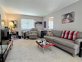 5 Oakmont Ct, Streamwood in Streamwood, IL (Photo 3 of 10)