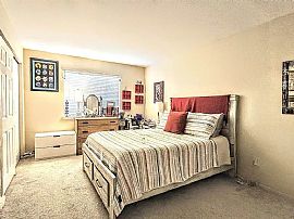 5 Oakmont Ct, Streamwood in Streamwood, IL (Photo 5 of 10)