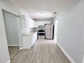 Beautiful, Newly Renovated 3/2 House in North Brookside in Jacksonville, FL (Photo 2 of 10)