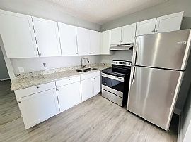 Beautiful, Newly Renovated 3/2 House in North Brookside in Jacksonville, FL (Photo 3 of 10)