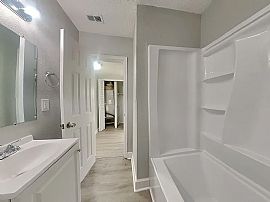Beautiful, Newly Renovated 3/2 House in North Brookside in Jacksonville, FL (Photo 8 of 10)