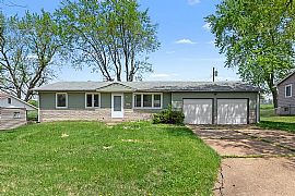 Welcome to This Charming 3 Bedroom, 1.5 Bathroom Home in Saint Louis, MO