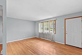 Welcome to This Charming 3 Bedroom, 1.5 Bathroom Home in Saint Louis, MO (Photo 2 of 8)