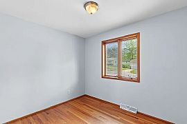 Welcome to This Charming 3 Bedroom, 1.5 Bathroom Home in Saint Louis, MO (Photo 7 of 8)