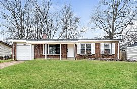 Discover This Inviting 3-Bedroom, 2-Bathroom Pet-Friendly Home  in Saint Louis, MO