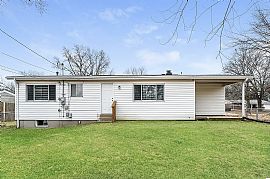 Discover This Inviting 3-Bedroom, 2-Bathroom Pet-Friendly Home  in Saint Louis, MO (Photo 10 of 10)