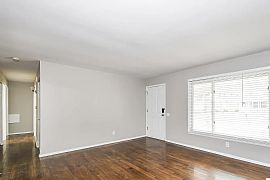 Discover This Inviting 3-Bedroom, 2-Bathroom Pet-Friendly Home  in Saint Louis, MO (Photo 2 of 10)