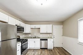 Discover This Inviting 3-Bedroom, 2-Bathroom Pet-Friendly Home  in Saint Louis, MO (Photo 4 of 10)