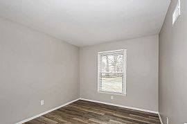 Discover This Inviting 3-Bedroom, 2-Bathroom Pet-Friendly Home  in Saint Louis, MO (Photo 5 of 10)