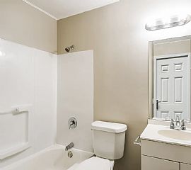 Discover This Inviting 3-Bedroom, 2-Bathroom Pet-Friendly Home  in Saint Louis, MO (Photo 6 of 10)