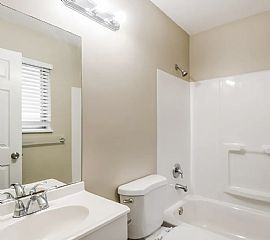 Discover This Inviting 3-Bedroom, 2-Bathroom Pet-Friendly Home  in Saint Louis, MO (Photo 7 of 10)