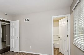 Discover This Inviting 3-Bedroom, 2-Bathroom Pet-Friendly Home  in Saint Louis, MO (Photo 8 of 10)