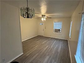 Great Home Conveniently Available  in Texas City, TX (Photo 3 of 10)