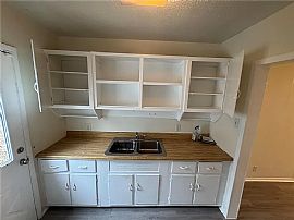 Great Home Conveniently Available  in Texas City, TX (Photo 4 of 10)