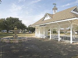 Great Home Conveniently Available  in Texas City, TX (Photo 6 of 10)