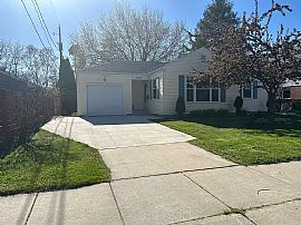 Cute 2 Bedroom 1 1/2 Bath Ranch House in Erb Park Neighborhood. in Appleton, WI (Photo 2 of 10)