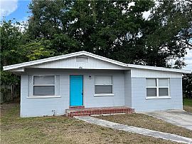 Charming 3-Bedroom, 1.5-Bathroom House. The Property Is Conveni in Lakeland, FL