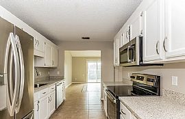 8236 Hot Springs Dr N in Jacksonville, FL (Photo 6 of 8)