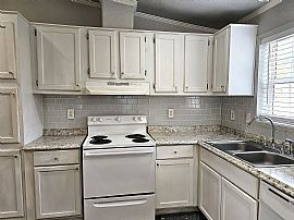 3 Bedroom, 2 Bath W Attached 1 Car Garage, Fenced Yard in Austin, TX (Photo 3 of 11)