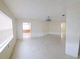 Sweet 2 Bedroom House Available For Immediate Move In. in Saint Petersburg, FL (Photo 10 of 11)