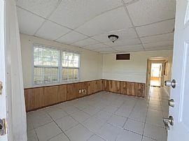 Sweet 2 Bedroom House Available For Immediate Move In. in Saint Petersburg, FL (Photo 6 of 11)