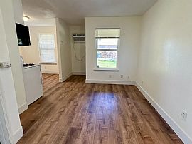 Beautiful 2 Bedroom House Don'T Miss Out!! in Sacramento, CA (Photo 3 of 7)